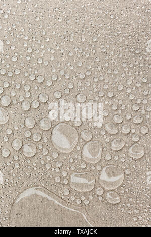 Textur von Wassertropfen auf Stoff Textil close-up. Regen Hintergrund Stockfoto