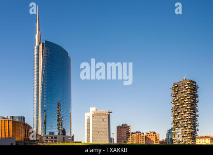 Allgemeine Ansicht von Gebäuden im Isola Bezirk in Mailand, Lombardei, Italien mit der ikonischen Bosco Verticale auf der rechten Seite Stockfoto