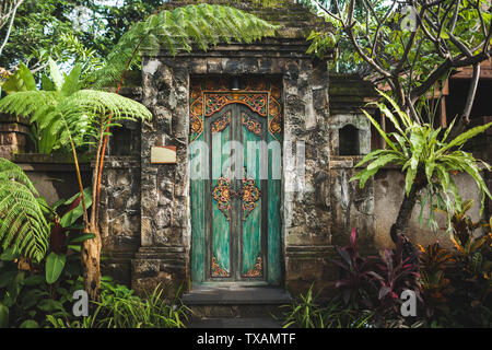 Traditionelle balinesische handgefertigt aus Holz geschnitzte Tür. Bali Möbel mit Ornament details Stockfoto