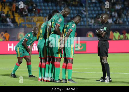 Suez, Ägypten. 24. Juni, 2019. Mauretanien Spieler bilden eine Verteidigungsmauer während der 2019 Afrika Cup der Nationen E Fußballspiel zwischen Mali und Mauretanien am Suez Stadion entfernt. Credit: Oliver Weiken/dpa/Alamy leben Nachrichten Stockfoto