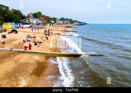 Gemischte Kies- und Sandstrand in der Nähe der Pier in Ipswich, Suffolk, Großbritannien Stockfoto