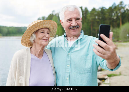 Gerne romantische senior Paar in der casualwear, selfie Stockfoto