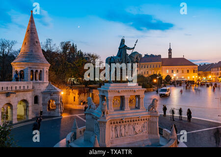 Budapest, 11. NOVEMBER: Nachtansicht der Bronzestatue von Stephan I. von Ungarn am November 11, 2018 Budapest, Ungarn Stockfoto