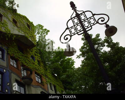Atemberaubende Hundertwassers Gebäude in Wien, Österreich. Stadt Laterne im alten Wien Stockfoto