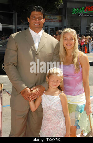 Jose Canseco, Frau Jessica und Tochter Josie bei der Weltpremiere von "Cinderella Story" am Grauman's Chinese Theater in Hollywood, CA. Die Veranstaltung fand am Samstag, den 10. Juli 2004. Foto von: SBM/PictureLux-Datei Referenz Nr. 33790-3560 SMBPLX Stockfoto