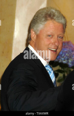 Der ehemalige Präsident Bill Clinton am Tag Gruß an R. Sargent Shriver, die visionäre Führungskraft von Amerikas "Krieg gegen die Armut", veranstaltet vom Nationalen Zentrum Armut Gesetz, gehalten im Beverly Hilton Hotel in Beverly Hills, CA. Die Veranstaltung fand am Donnerstag, den 1. Mai 2003 statt. Foto von: SBM/PictureLux-Datei Referenz Nr. 33790-3667 SMBPLX Stockfoto