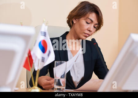 Junge schwere gut gekleideten Geschäftsfrau konzentrieren. Stockfoto