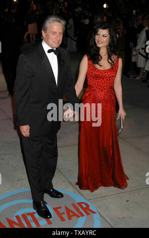 Michael Douglas und Catherine Zeta Jones an den 2004 Vanity Fair Oscar Partei im Morton's in West Hollywood, CA. Die Veranstaltung fand am Sonntag, 29. Februar 2004. Foto von: SBM/PictureLux-Datei Referenz Nr. 33790-3822 SMBPLX Stockfoto