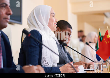 Glückliche junge muslimische Geschäftsfrau im hijab und formale Stockfoto
