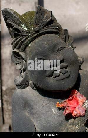 In der Nähe Bild von einer bizarren Balinesischen Frau wie Stein Statue, vor einem Haus Eingang in Ubud, Bali - Indonesien Stockfoto