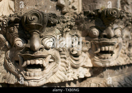 In der Nähe Bild von zwei schönen balinesischen Zahlen eingraviert auf einer Wand in Ubud, Bali - Indonesien Stockfoto