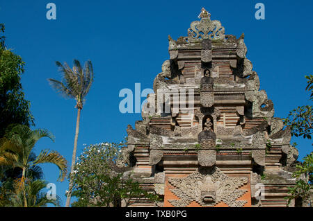 Low Angle View auf der schönen Stone Gate bei Ubud Royal Palace Complex (Puri Saren Agung) in Ubud, Bali - Indonesien Stockfoto