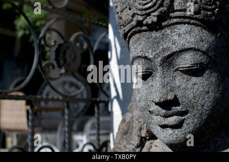 Seite In der Nähe von einem schönen kleinen Buddha Stein Statue in Ubud, Bali - Indonesien Stockfoto