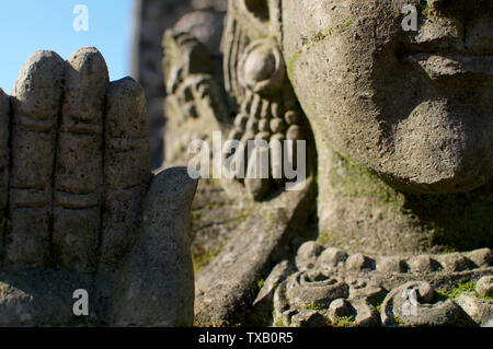 Schönes Detail Bild eines balinesischen Buddha Statue aus Stein mit der furchtlosigkeit mudra Position. Die Statue ist in Ubud, Bali - Indonesien Stockfoto