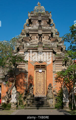 Blick auf das schöne steinerne Tor bei Ubud Royal Palace Complex (Puri Saren Agung) in Ubud, Bali - Indonesien Stockfoto