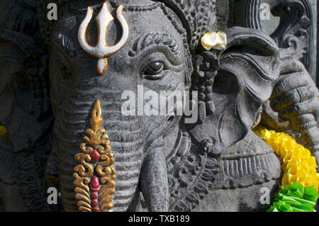 Kopf geschossen von einem wunderschönen schwarzen Ganesha Stein Statue in Ubud, Bali - Indonesien Stockfoto