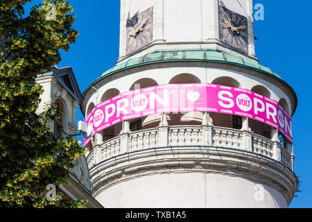 Rosa Telekom Banner der Volt Festival, fixiert auf Firewatch Tower in Sopron, Ungarn. Close-up mit Uhr. Stockfoto