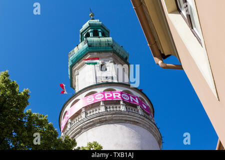 Rosa Telekom Banner der Volt Festival, fixiert auf Firewatch Tower in Sopron, Ungarn. Flagge Ungarn und Sopron. Stockfoto