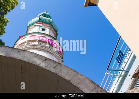 Rosa Telekom Banner der Volt Festival, fixiert auf Firewatch Tower in Sopron, Ungarn. Museum Café & Bar anmelden. Stockfoto