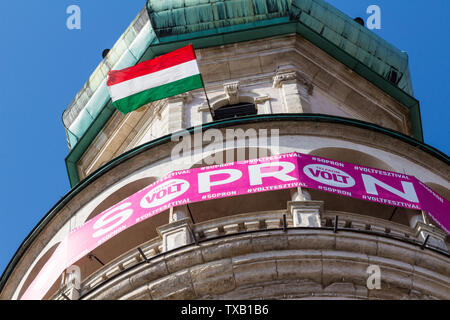 Rosa Telekom Banner der Volt Festival, fixiert auf Firewatch Tower in Sopron, Ungarn. Close-up mit ungarischer Flagge. Stockfoto