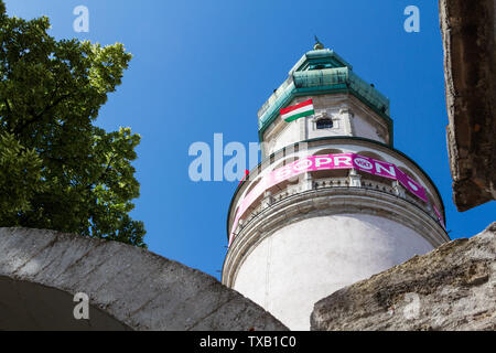 Rosa Telekom Banner der Volt Festival, fixiert auf Firewatch Tower in Sopron, Ungarn. Details der Altstadt Tor im Vordergrund. Stockfoto