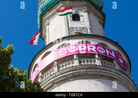 Rosa Telekom Banner der Volt Festival, fixiert auf Firewatch Tower in Sopron, Ungarn. Close-up mit Ungarischen und Sopron Flagge. Stockfoto