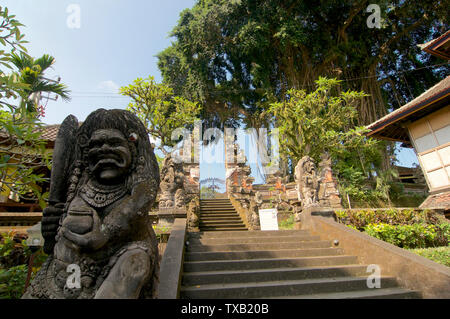 Penestanan, Bali, Indonesien - 15. Mai 2019: Blick auf die Pura Dalem Pacekan in Penestanan Dorf in der Nähe von Ubud auf Bali - Indonesien Stockfoto