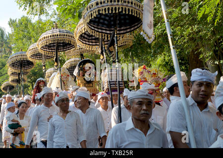 Ubud, Bali, Indonesien - 15. Mai 2019: Bild von Frauen und Männern gehen während eines traditionellen balinesischen Zeremonie in Ubud, Bali - Indonesien Stockfoto