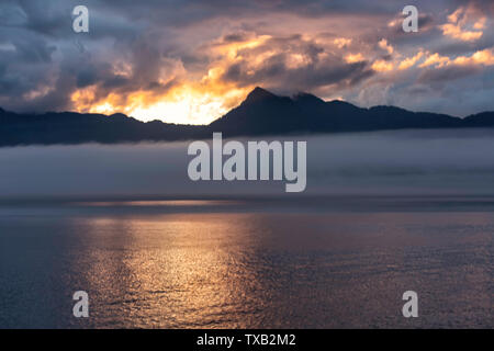 Sonnenaufgang und Nebel auf der Alaska Inside Passage Stockfoto