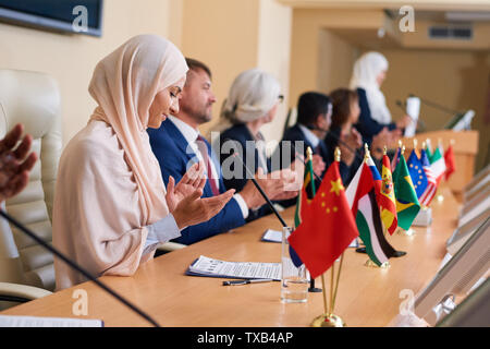 Gruppe von modernen interkulturellen Delegierten Händeklatschen Stockfoto