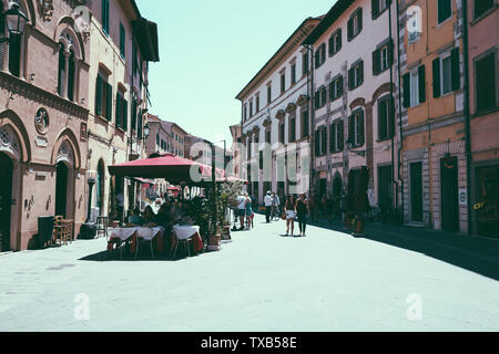 Pisa, Italien - 29. Juni 2018: Zu Fuß auf die Straße Borgo Stretto in Pisa Stadt mit historischen Gebäuden und Geschäften. Menschen gehen und der Rest um. Sommer sonnig Stockfoto