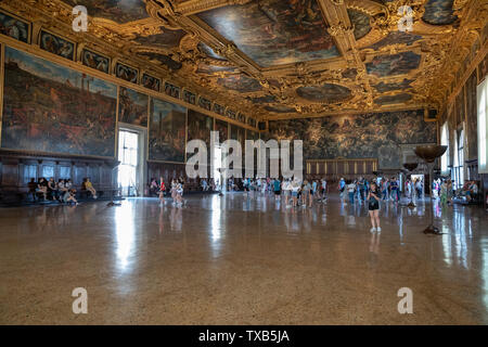 Venedig, Italien, 30. Juni 2018: Panoramablick von Halle innen und Künste im Dogenpalast (Palazzo Ducale) ist ein Palast im venezianischen Gotik o gebaut Stockfoto