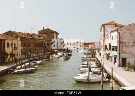 Murano, Venedig, Italien - Juli 2, 2018: Blick auf die Insel Murano ist eine Reihe von Inseln, die durch Brücken, die in der venezianischen Lagune ab, Norditalien. Stockfoto