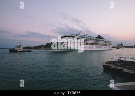 Venedig, Italien - 1. Juli 2018: Detailansicht der Büchse PO Kreuzfahrten in Laguna Veneta von Venedig. Landschaft der Sommer Abend Tag mit bunten Blau und Rosa Stockfoto