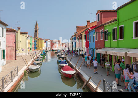Burano, Venedig, Italien - Juli 2, 2018: Panoramablick auf bunten Häusern und Wasser Kanal mit Booten in Burano, die Insel liegt im Venezianischen Stockfoto