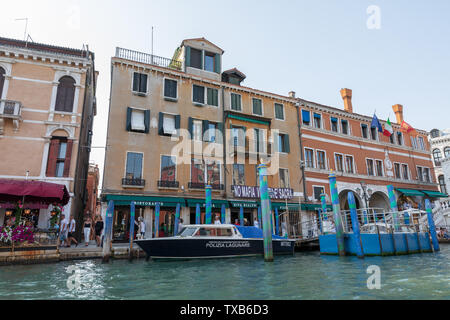 Venedig, Italien - Juli 2, 2018: Closeup Fotografie von Motorbooten mit Menschen und historischen Gebäude des Grand Canal (Canal Grande) aus der Gondel. Summe Stockfoto