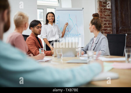 Portrait von gemischten Rennen, Geschäftsfrau, stehen, Whiteboard und eine Präsentation halten die Kollegen während der Sitzung im Konferenzraum, Raum kopieren Stockfoto