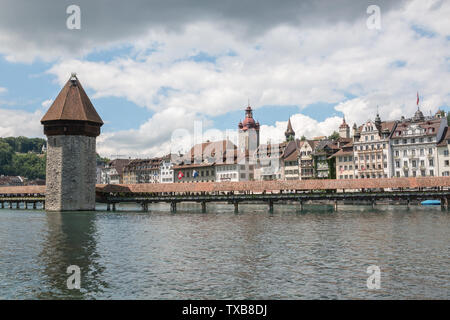 Luzern, Schweiz - Juli 3, 2017: Panoramablick auf Stadt Luzern mit Kapellbrücke und Reuss. Dramatischer Himmel und sonnigen Sommer Landschaft Stockfoto