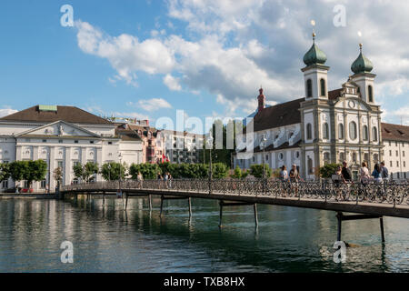 Luzern, Schweiz - Juli 3, 2017: Panoramablick auf Stadt Luzern mit Jesuitenkirche und Reuss. Dramatischer Himmel und sonnigen Sommer Landschaft Stockfoto