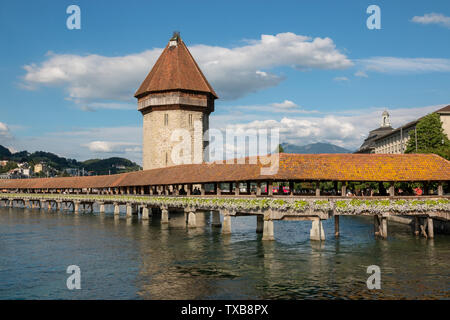 Luzern, Schweiz - Juli 3, 2017: Panoramablick auf Stadt Luzern mit Kapellbrücke und Reuss. Dramatischer Himmel und sonnigen Sommer Landschaft Stockfoto