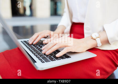 Nahaufnahme des unkenntlich Geschäftsfrau Tippen auf Laptop Tastatur bei der Arbeit im Freien, kopieren Raum Stockfoto