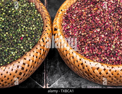 Grüne und rote Paprika in einem Bambus kehrblech. Stockfoto