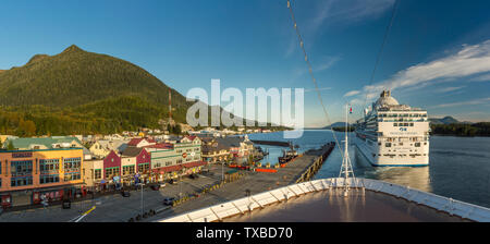 Sept. 17, 2018 - Ketchikan, AK: Panorama der Tongass Kanal-, Wasser- und abfahrenden Kreuzfahrtschiffen bei Sonnenuntergang, vom Bug des Volendam. Stockfoto