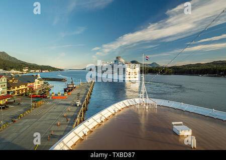 Sept. 17, 2018 - Ketchikan, AK: Panorama der Tongass Kanal-, Wasser- und abfahrenden Kreuzfahrtschiffen bei Sonnenuntergang, vom Bug des Volendam. Stockfoto