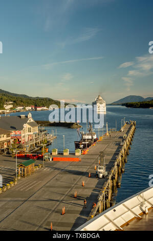 Sept. 17, 2018 - Ketchikan, AK: Abflug Kreuzfahrtschiff Rubrik southbound in Tongass Kanal. Stockfoto