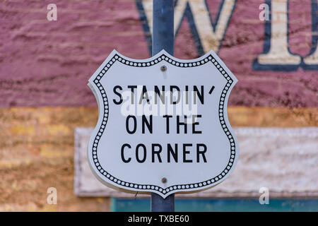 Standin" an der Ecke an der Route 66 in Winslow Arizona Stockfoto