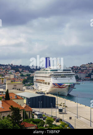 P&O Cruises Kreuzfahrten Oriana in den Hafen von Dubrovnik in Kroatien Stockfoto