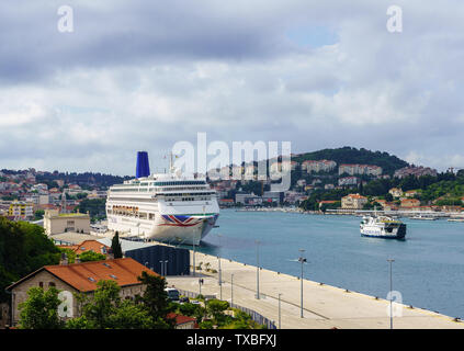 P&O Cruises Kreuzfahrten Oriana in den Hafen von Dubrovnik in Kroatien Stockfoto