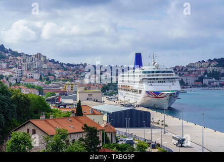 P&O Cruises Kreuzfahrten Oriana in den Hafen von Dubrovnik in Kroatien Stockfoto