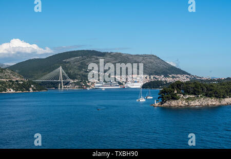 Abfahrt von Dubrovnik mit Celebrity Constellation Kreuzfahrt Schiff im Hafen Stockfoto